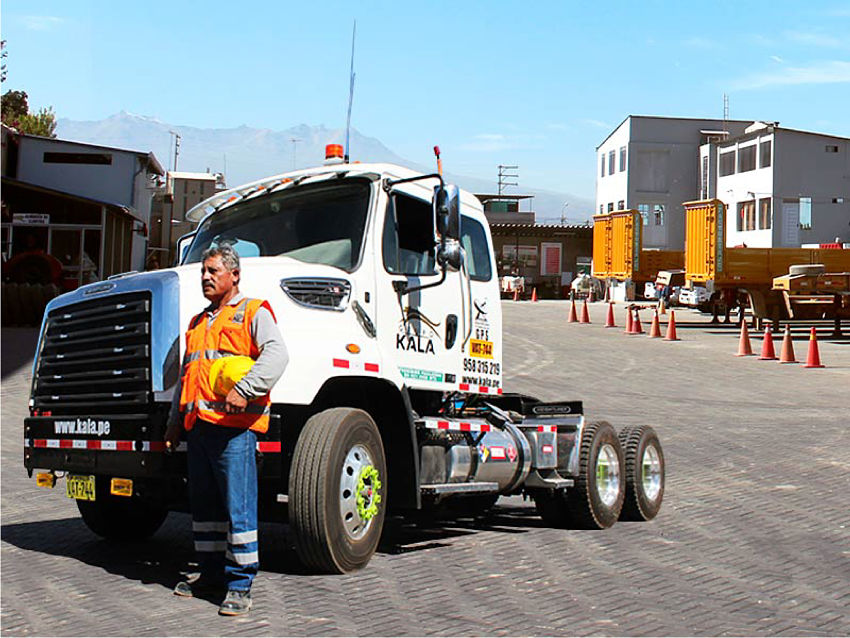 Foto de chofer Kala con su camión